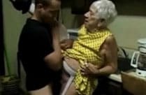 Oma von Jungschwanz in der Waschküche gefickt